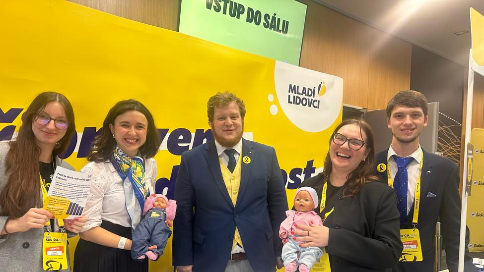 Mladí lidovci u přebalovacího pultu, kde si mohli zájemci zkusit, jak rychle dokáží přebalit mimino.