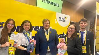 Mladí lidovci u přebalovacího pultu, kde si mohli zájemci zkusit, jak rychle dokáží přebalit mimino.