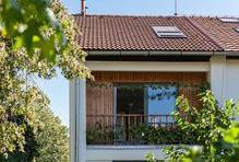 Vedle bytových domů tam vzniklo také 604 řadových domků, které dodnes formují specifický charakter lokality. Jedním z nich je objekt z roku 1949, který nedávno prošel citlivou rekonstrukcí, jejíž cílem nebylo vše změnit, ale dům znovu pochopit.