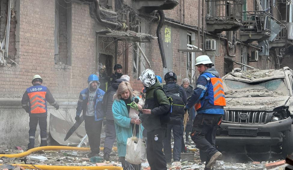 Nejméně 14 lidí bylo zraněno při ruském nočním útoku na Dnipro (na snímku), ranění jsou také v Charkovské, Černihivské či Oděské oblasti, oznámil v sobotu prezident Volodymyr Zelenskyj; 25. dubna 2026.