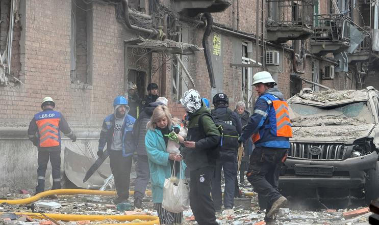 Nejméně 14 lidí bylo zraněno při ruském nočním útoku na Dnipro (na snímku), ranění jsou také v Charkovské, Černihivské či Oděské oblasti, oznámil v sobotu prezident Volodymyr Zelenskyj; 25. dubna 2026.
