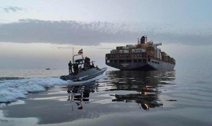 Íránské revoluční gardy (IRGC) ve středu zadržely v Hormuzském průlivu dvě nákladní lodě a dopravily je k pobřeží Íránu. IRGC tehdy zahájily palbu na další loď poté, co ignorovala jejich varování. V sobotu IRCG oznámili, že plavidlo jménem Epaminondas (na pátečním snímku) zadržely; 25. dubna 2026.
