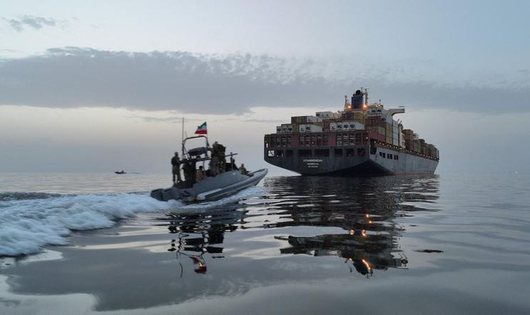 Íránské revoluční gardy (IRGC) ve středu zadržely v Hormuzském průlivu dvě nákladní lodě a dopravily je k pobřeží Íránu. IRGC tehdy zahájily palbu na další loď poté, co ignorovala jejich varování. V sobotu IRCG oznámili, že plavidlo jménem Epaminondas (na pátečním snímku) zadržely; 25. dubna 2026.