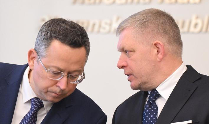 Nejsilnější opoziční hnutí Progresivní Slovensko (PS) vyzvalo ministra financí Ladislava Kamenického (vlevo, na archivním snímku s premiérem Robertem Ficem) k rezignaci.