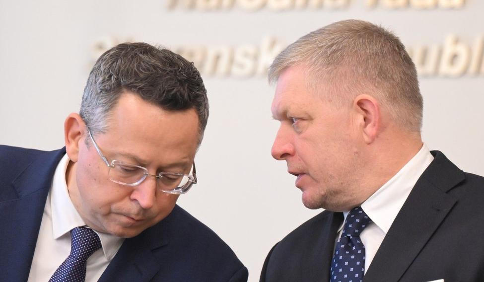 Nejsilnější opoziční hnutí Progresivní Slovensko (PS) vyzvalo ministra financí Ladislava Kamenického (vlevo, na archivním snímku s premiérem Robertem Ficem) k rezignaci.