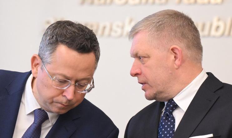 Nejsilnější opoziční hnutí Progresivní Slovensko (PS) vyzvalo ministra financí Ladislava Kamenického (vlevo, na archivním snímku s premiérem Robertem Ficem) k rezignaci.