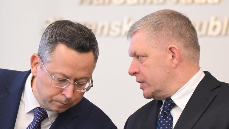 Nejsilnější opoziční hnutí Progresivní Slovensko (PS) vyzvalo ministra financí Ladislava Kamenického (vlevo, na archivním snímku s premiérem Robertem Ficem) k rezignaci.