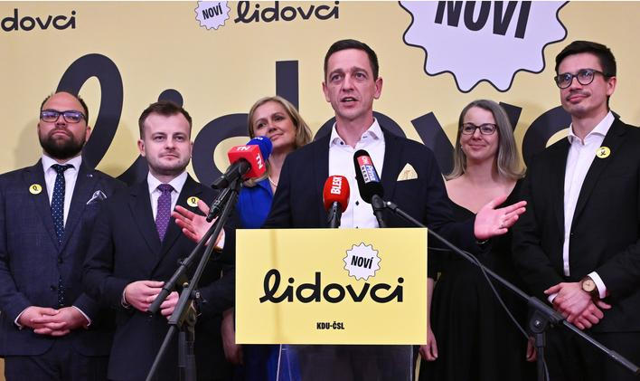 Nově zvolený předseda lidovců Jan Grolich (uprostřed) ještě v závěru sjezdu vyzval v sobotu delegáty, aby veřejnost informovali o novém vedení strany. Na snímku zleva jsou člen předsednictva Václav Pláteník, 1. místopředseda Benjamin Činčila, členka předsednictva Monika Brzesková, předseda KDU-ČSL Jan Grolich, členka předsednictva Libuše Hubáčková a člen předsednictva František Talíř; Ostrava, 24. dubna 2026. 