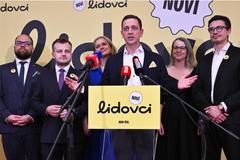 Nově zvolený předseda lidovců Jan Grolich (uprostřed) ještě v závěru sjezdu vyzval v sobotu delegáty, aby veřejnost informovali o novém vedení strany. Na snímku zleva jsou člen předsednictva Václav Pláteník, 1. místopředseda Benjamin Činčila, členka předsednictva Monika Brzesková, předseda KDU-ČSL Jan Grolich, členka předsednictva Libuše Hubáčková a člen předsednictva František Talíř; Ostrava, 24. dubna 2026. 