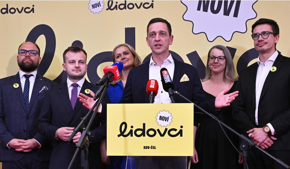 Nově zvolený předseda lidovců Jan Grolich (uprostřed) ještě v závěru sjezdu vyzval v sobotu delegáty, aby veřejnost informovali o novém vedení strany. Na snímku zleva jsou člen předsednictva Václav Pláteník, 1. místopředseda Benjamin Činčila, členka předsednictva Monika Brzesková, předseda KDU-ČSL Jan Grolich, členka předsednictva Libuše Hubáčková a člen předsednictva František Talíř; Ostrava, 24. dubna 2026. 