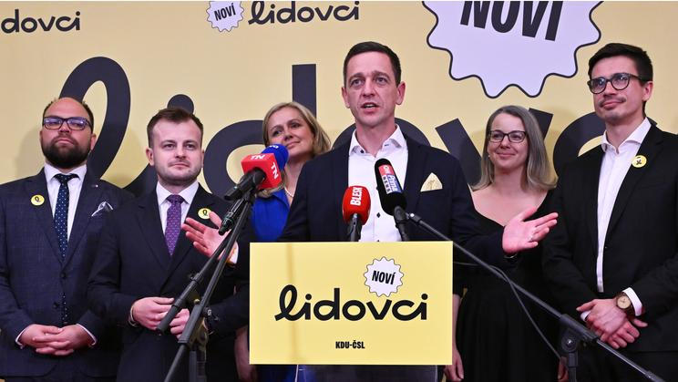 Nově zvolený předseda lidovců Jan Grolich (uprostřed) ještě v závěru sjezdu vyzval v sobotu delegáty, aby veřejnost informovali o novém vedení strany. Na snímku zleva jsou člen předsednictva Václav Pláteník, 1. místopředseda Benjamin Činčila, členka předsednictva Monika Brzesková, předseda KDU-ČSL Jan Grolich, členka předsednictva Libuše Hubáčková a člen předsednictva František Talíř; Ostrava, 24. dubna 2026. 