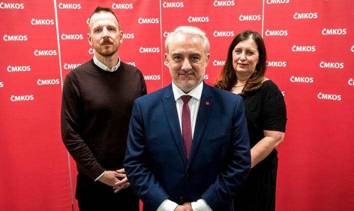 Dvoudenní sjezd Českomoravské konfederace odborových svazů (ČMKOS) si v pátek 24. dubna 2026 zvolil v Praze nové vedení. Post předsedy obhájil Josef Středula (uprostřed), místopředsedy byli zvoleni dlouholetá místopředsedkyně centrály Radka Sokolová (vpravo) a vedoucí oddělení lidských zdrojů ČMKOS Lukáš Němec (vlevo).