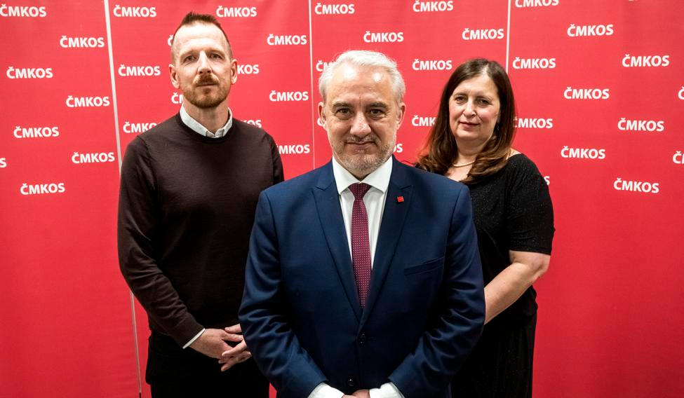 Dvoudenní sjezd Českomoravské konfederace odborových svazů (ČMKOS) si v pátek 24. dubna 2026 zvolil v Praze nové vedení. Post předsedy obhájil Josef Středula (uprostřed), místopředsedy byli zvoleni dlouholetá místopředsedkyně centrály Radka Sokolová (vpravo) a vedoucí oddělení lidských zdrojů ČMKOS Lukáš Němec (vlevo).