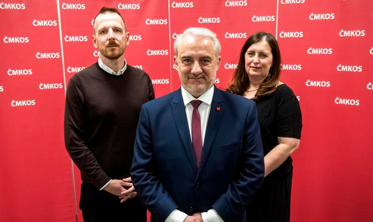 Dvoudenní sjezd Českomoravské konfederace odborových svazů (ČMKOS) si v pátek 24. dubna 2026 zvolil v Praze nové vedení. Post předsedy obhájil Josef Středula (uprostřed), místopředsedy byli zvoleni dlouholetá místopředsedkyně centrály Radka Sokolová (vpravo) a vedoucí oddělení lidských zdrojů ČMKOS Lukáš Němec (vlevo).