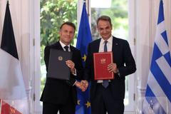 Francouzský prezident Emmanuel Macron (vlevo) a řecký premiér Kyriakos Mitsotakis v sobotu podepsali obnovení dohody o obranné spolupráci, která mezi jejich zeměmi platí od roku 2021; Atény, 25. dubna 2025.