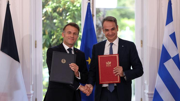 Francouzský prezident Emmanuel Macron (vlevo) a řecký premiér Kyriakos Mitsotakis v sobotu podepsali obnovení dohody o obranné spolupráci, která mezi jejich zeměmi platí od roku 2021; Atény, 25. dubna 2025.