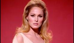 Ursula Andress se proslavila v roli Bond girl v první bondovce Dr. No z roku 1962. 