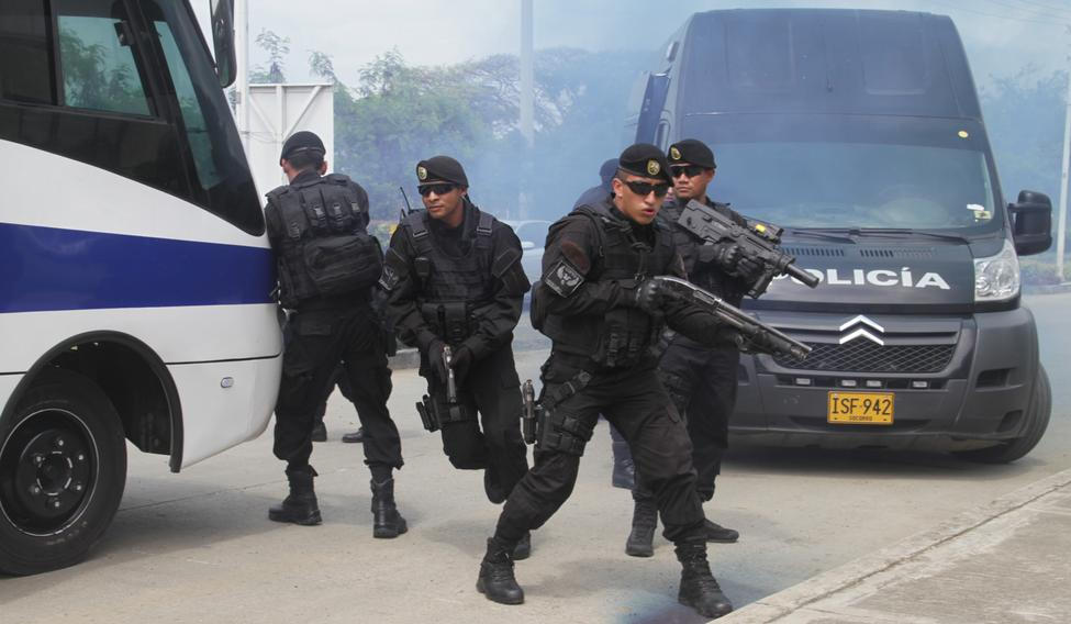 Kolumbijská policie při zásahu.