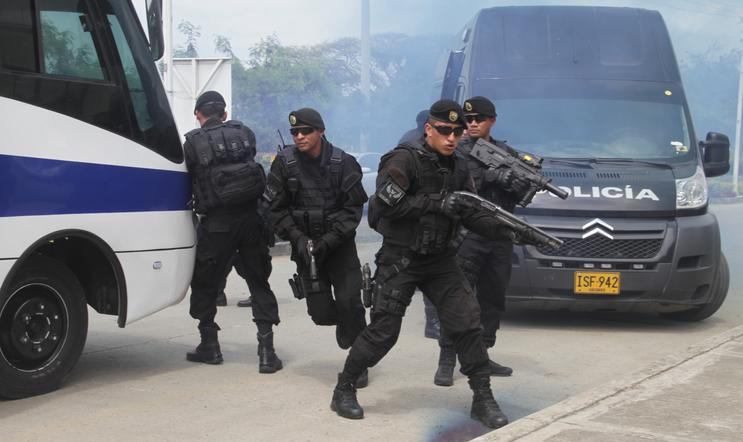 Kolumbijská policie při zásahu.