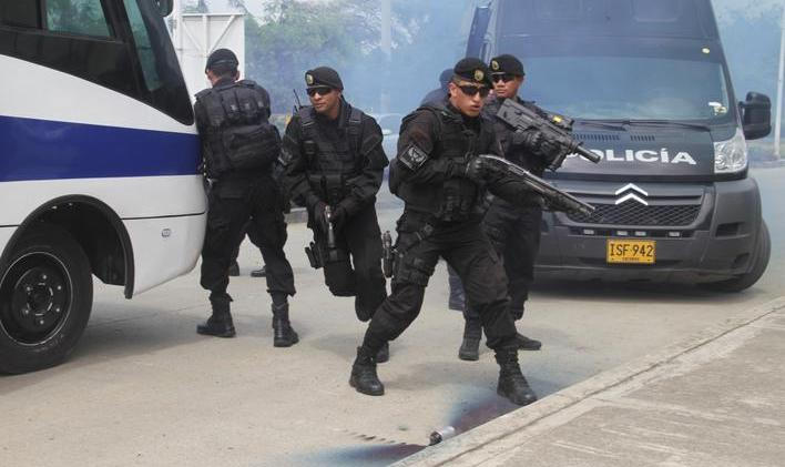 Kolumbijská policie při zásahu.