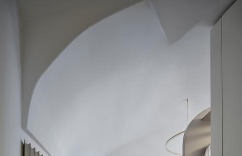 Garsonka se nachází v přízemí měšťanského domu z druhé poloviny 16. století na Valdštejnském náměstí.