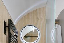 Dům dlouho čekal na citlivou rekonstrukci, která by respektovala jeho historickou hodnotu a zároveň ho přiblížila současnému bydlení. 