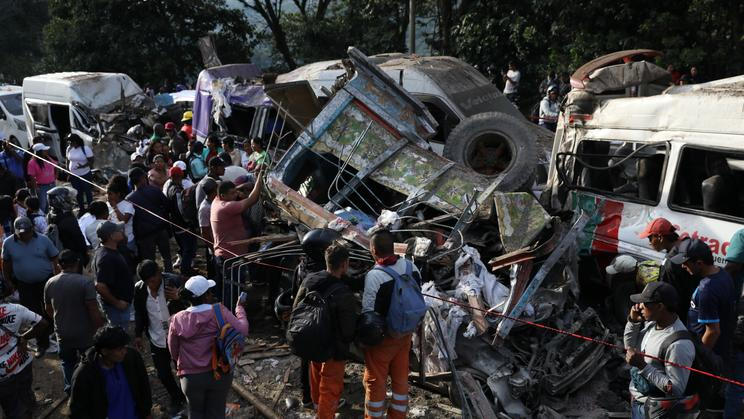 Výbušnina umístěná v autobusu explodovala v noci na neděli na silnici v obci Cajibío. Úřady útok přičítají odštěpené frakci bývalé gerilové skupiny Revoluční ozbrojené síly Kolumbie (FARC), píše agentura Reuters.
