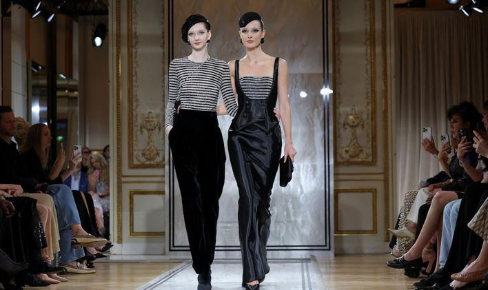 Analýza jednotlivých módních segmentů za posledních šest let ukázala, že nejdynamičtěji rostl sektor sportovního oblečení, zatímco sektor luxusního zboží vykazoval nejvíce výkyvů a zůstal loni pod svým vrcholem z roku 2023. Ilustrační snímek je z podzimní přehlídky italského módního domu Giorgio Armani.