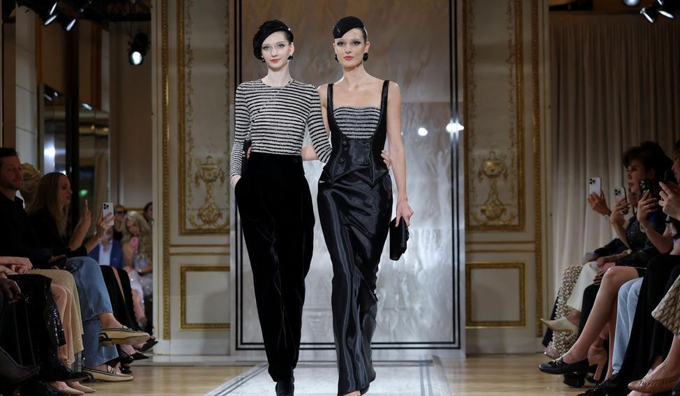 Analýza jednotlivých módních segmentů za posledních šest let ukázala, že nejdynamičtěji rostl sektor sportovního oblečení, zatímco sektor luxusního zboží vykazoval nejvíce výkyvů a zůstal loni pod svým vrcholem z roku 2023. Ilustrační snímek je z podzimní přehlídky italského módního domu Giorgio Armani.