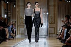 Analýza jednotlivých módních segmentů za posledních šest let ukázala, že nejdynamičtěji rostl sektor sportovního oblečení, zatímco sektor luxusního zboží vykazoval nejvíce výkyvů a zůstal loni pod svým vrcholem z roku 2023. Ilustrační snímek je z podzimní přehlídky italského módního domu Giorgio Armani.