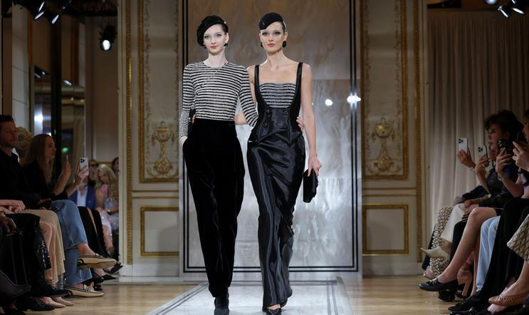 Analýza jednotlivých módních segmentů za posledních šest let ukázala, že nejdynamičtěji rostl sektor sportovního oblečení, zatímco sektor luxusního zboží vykazoval nejvíce výkyvů a zůstal loni pod svým vrcholem z roku 2023. Ilustrační snímek je z podzimní přehlídky italského módního domu Giorgio Armani.