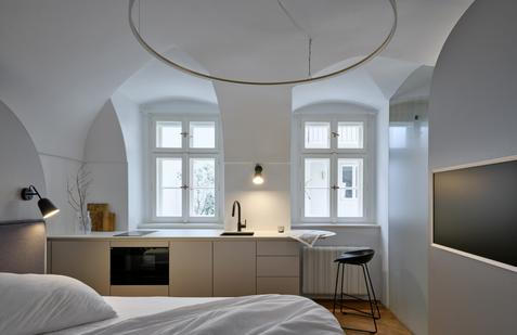 Garsonka se nachází v přízemí měšťanského domu z druhé poloviny 16. století na Valdštejnském náměstí.