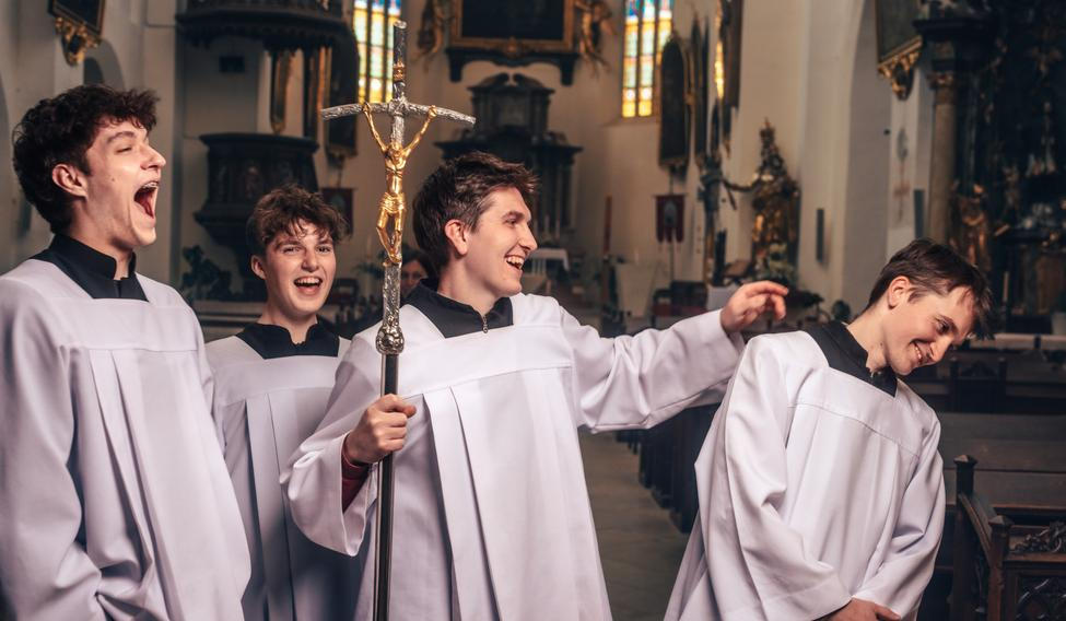 Skupina Mládež Litomyšl točí zábavná videa přímo v kostele, aby rozšířila povědomí o víře.