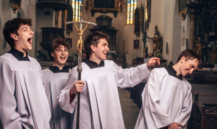 Skupina Mládež Litomyšl točí zábavná videa přímo v kostele, aby rozšířila povědomí o víře.