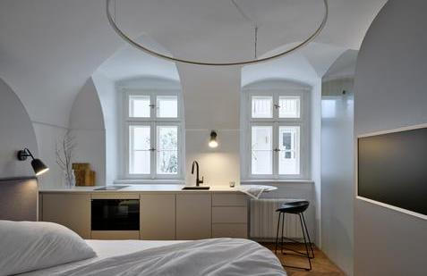 Garsonka se nachází v přízemí měšťanského domu z druhé poloviny 16. století na Valdštejnském náměstí.