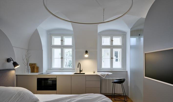 Garsonka se nachází v přízemí měšťanského domu z druhé poloviny 16. století na Valdštejnském náměstí. 