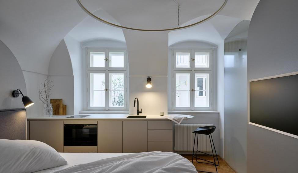 Garsonka se nachází v přízemí měšťanského domu z druhé poloviny 16. století na Valdštejnském náměstí. 