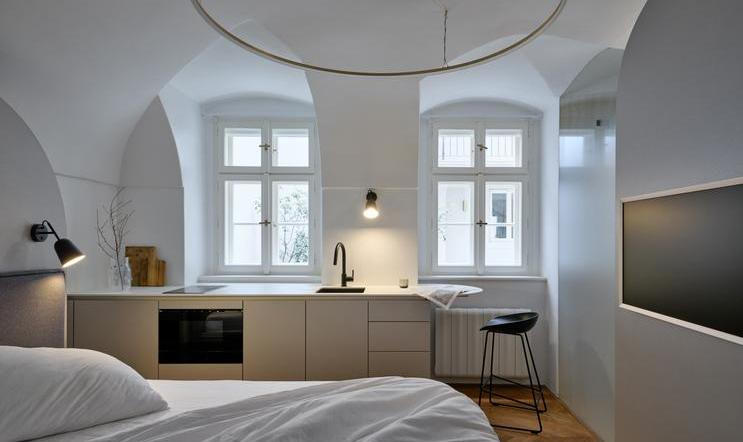 Garsonka se nachází v přízemí měšťanského domu z druhé poloviny 16. století na Valdštejnském náměstí. 