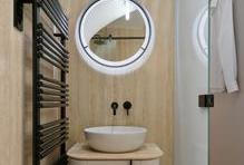 Přeměna pavlačového objektu na moderní byty znamenala nejen nové dispoziční řešení, ale i hledání rovnováhy mezi starým a novým. 