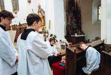 Ministranti z farnosti v Litomyšli, kteří se přes noc stali hrdiny českých sociálních sítí.