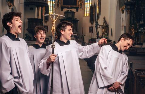 Skupina Mládež Litomyšl točí zábavná videa přímo v kostele, aby rozšířila povědomí o víře.