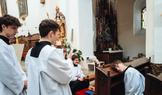 Ministranti z farnosti v Litomyšli, kteří se přes noc stali hrdiny českých sociálních sítí.