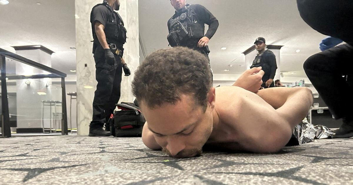 Výstřely a chaos. Cílem útoku učitele s brokovnicí byla Trumpova vláda