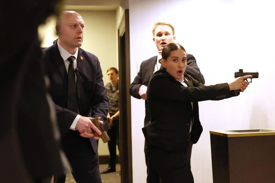 agenti začali okamžitě evakuovat prezidenta a další chráněné osoby, zatímco hosté se schovávali pod stoly.
