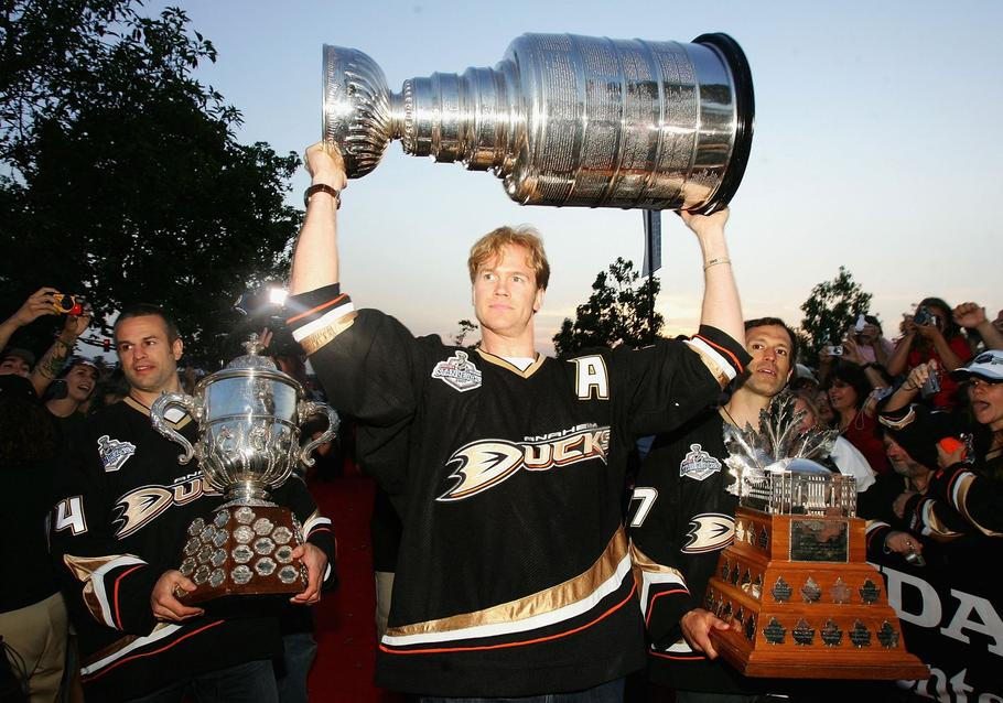 Chris Pronger vyhrál s Anaheimem svůj jediný Stanley Cup jen rok po odchodu z Edmontonu.