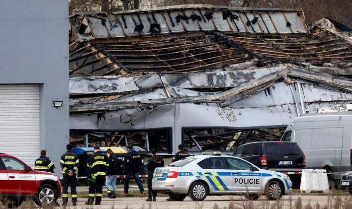 Požár vypukl v pardubickém průmyslovém areálu v pátek 20. března ráno. Zničil halu a vážně poškodil vedlejší administrativní budovu firmy LPP Holding vyrábějící mimo jiné drony pro Ukrajinu.