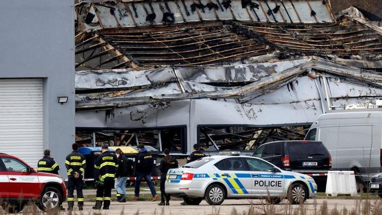Požár vypukl v pardubickém průmyslovém areálu v pátek 20. března ráno. Zničil halu a vážně poškodil vedlejší administrativní budovu firmy LPP Holding vyrábějící mimo jiné drony pro Ukrajinu.