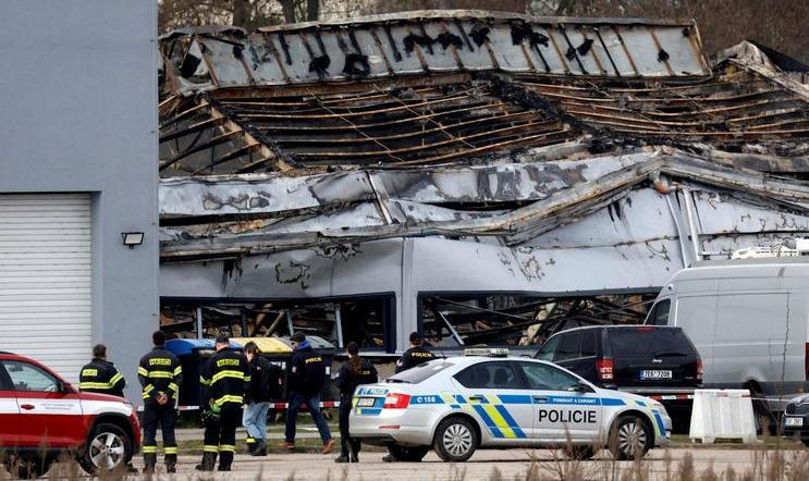 Požár vypukl v pardubickém průmyslovém areálu v pátek 20. března ráno. Zničil halu a vážně poškodil vedlejší administrativní budovu firmy LPP Holding vyrábějící mimo jiné drony pro Ukrajinu.