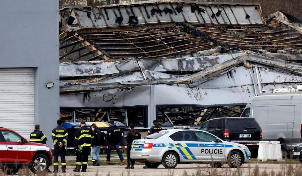 Požár vypukl v pardubickém průmyslovém areálu v pátek 20. března ráno. Zničil halu a vážně poškodil vedlejší administrativní budovu firmy LPP Holding vyrábějící mimo jiné drony pro Ukrajinu.