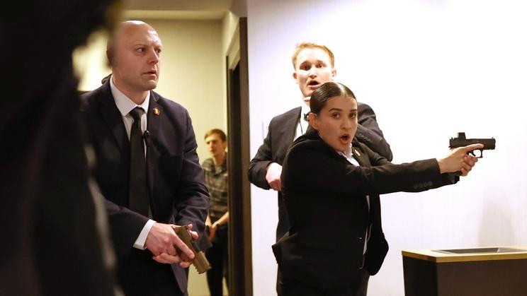Agenti začali okamžitě evakuovat prezidenta a další chráněné osoby, zatímco hosté se schovávali pod stoly.
